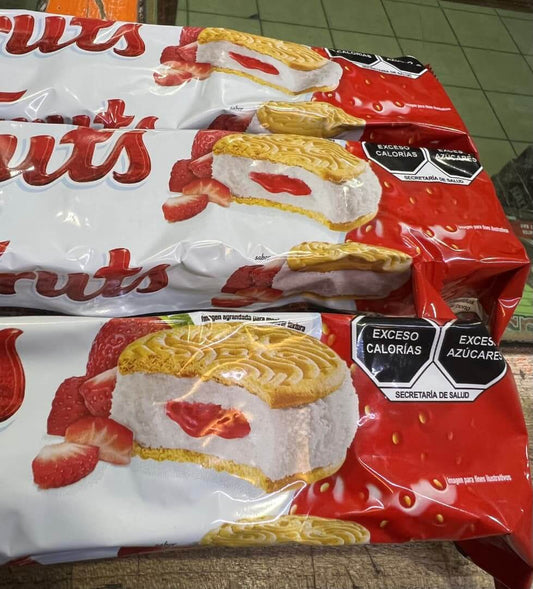 GAMESA Fruts sandwich cookies with strawberry and marshmallow filling, 3-pack, showcasing packaging and dessert.
