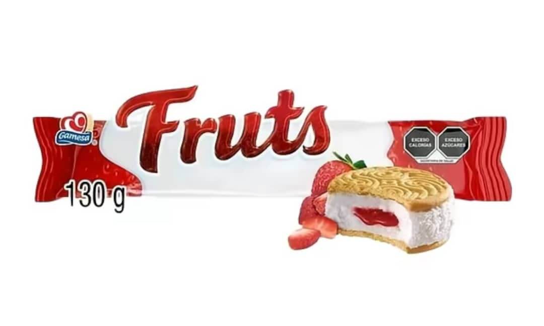 GAMESA FRUTS sandwich cookies featuring marshmallow and strawberry filling, packaged in a 130g wrapper.